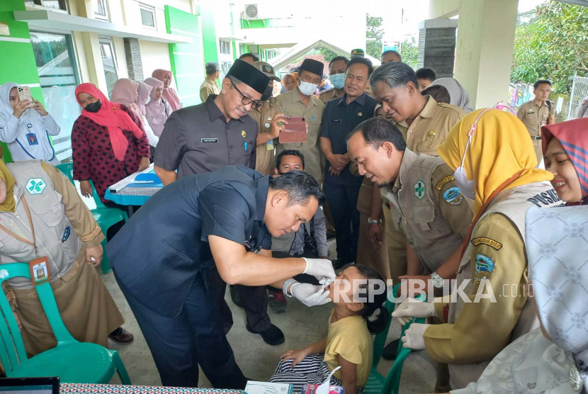Pelaksanaan Sub-PIN Polio putaran pertama di Puskesmas Mangkubumi, Kota Tasikmalaya, Jawa Barat, Senin (3/4/2023). 