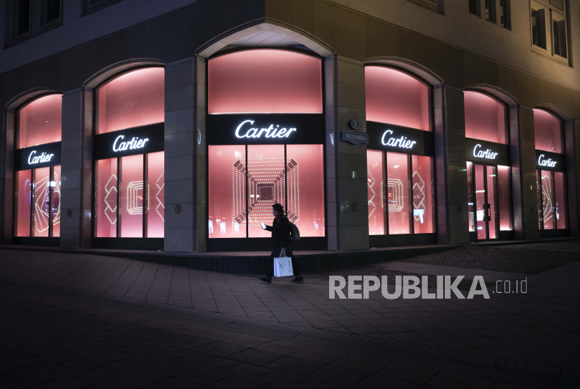 Seorang pejalan kaki berjalan di sepanjang butik Cartier yang tertutup di pusat kota Moskow, Rusia, Senin, 14 Maret 2022.