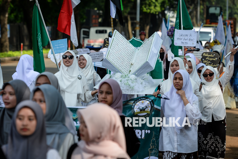 Santri dari Berbagai Ponpes Meriahkan Pawai Sambut Hari Santri Nasional
