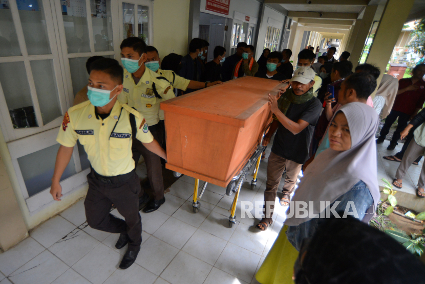 Petugas memindahkan jenazah korban erupsi Gunung Marapi yang sudah teridentifikasi, di Rumah Sakit Dr Achmad Mochtar Bukittinggi, Sumatera Barat, Rabu (6/12/2023). 