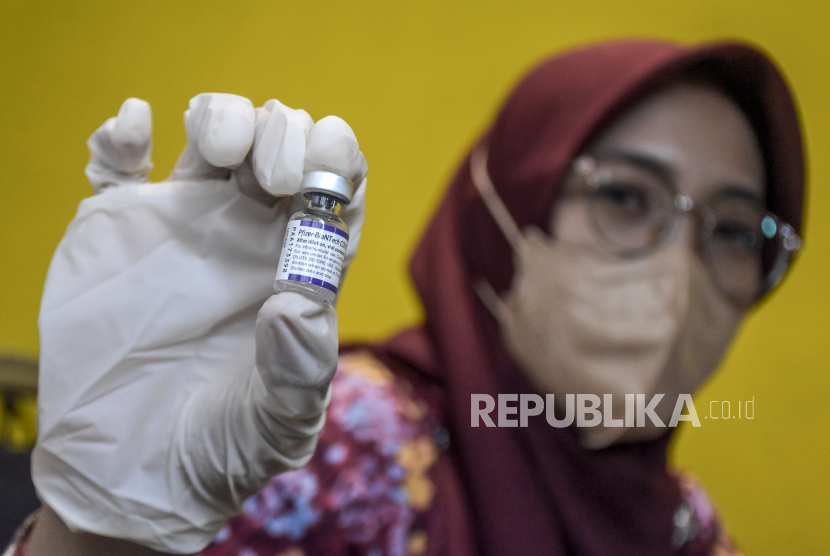 Vaksinator menunjukkan vaksin Covid-19 jenis Pfizer (ilustrasi)