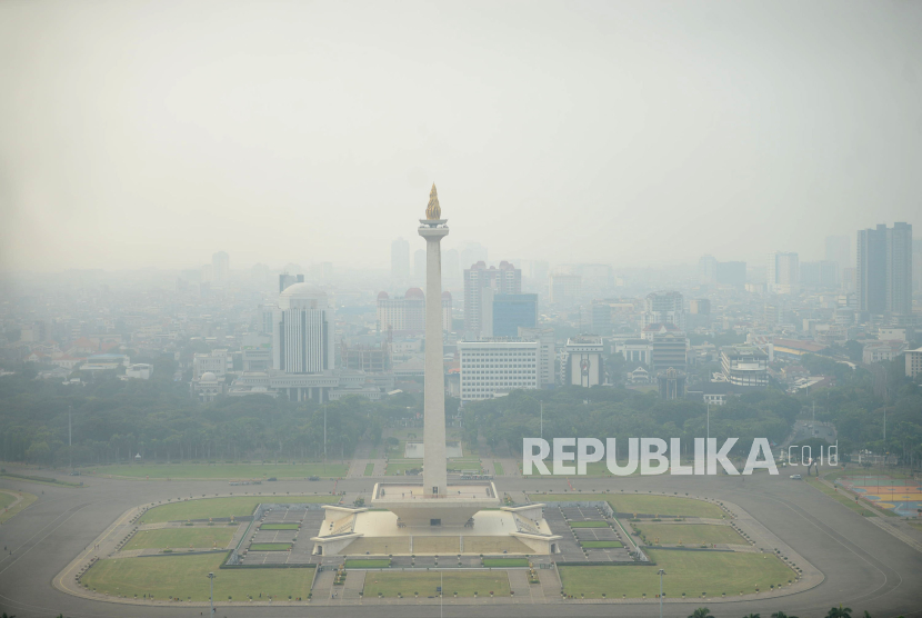 Suasana gedung-gedung bertingkat yang tertutup oleh kabut polusi di Jakarta. Pagi ini (12/5/2024), kualitas udara Jakarta tercatat terburuk nomor dua di dunia.