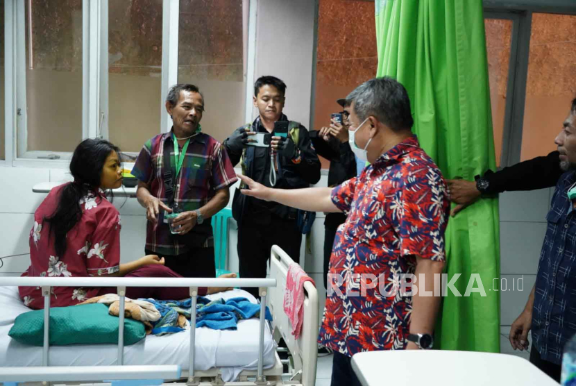 Bupati Garut Rudy Gunawan mengunjungi RSUD dr Slamet pascakebakaran, Ahad (1/10/2023). 