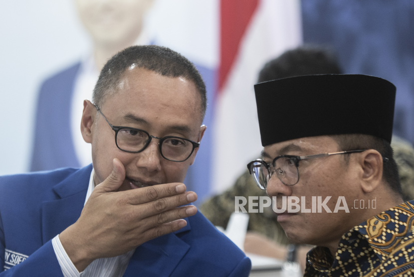 Sekjen PAN Eddy Soeparno (kiri) berbincang dengan Waketum PAN Yandri Susanto (kanan) saat menghadiri peluncuran Gerakan PAN Memilih di kantor DPP PAN, Jakarta, Selasa (14/6/2022). Gerakan PAN Memilih merupakan gerakan untuk menjaring aspirasi Kader PAN di seluruh Indonesia untuk memilih Capres dan Cawapres yang akan diusung di Pemilu 2024. 