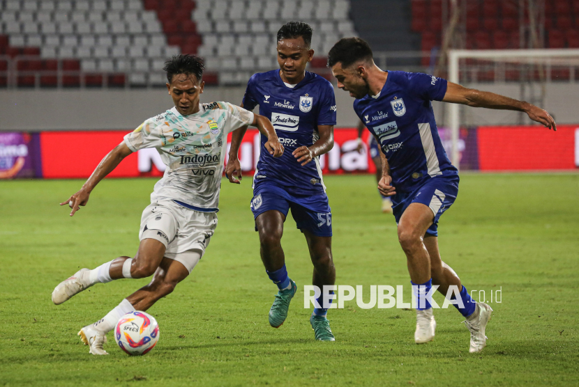 Pesepak bola Persib Bandung Beckham Putra (kiri) berusaha melewati hadangan pesepak bola PSIS Semarang Ridho Syuhada (tengah) dan Roger Ruxi (kanan) pada pertandingan BRI Liga 1 di Stadion Jatidiri, Semarang, Jawa Tengah, Ahad (9/2/2025). Persib Bandung mengalahkan PSIS Semarang dengan skor 1-0. Gol kemenangan Persib dicetak Nick Kuipers pada menit ke-35.