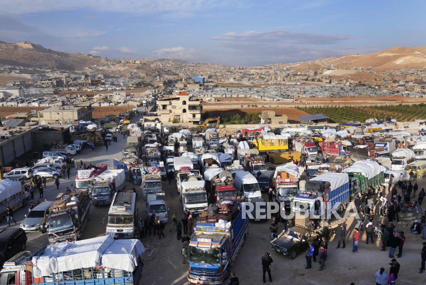 Truk-truk penuh barang-barang pengungsi Suriah, menunggu di titik berkumpul untuk menyeberangi perbatasan kembali ke Suriah, di kota perbatasan Lebanon timur Arsal, Lebanon, Rabu, 26 Oktober 2022. 