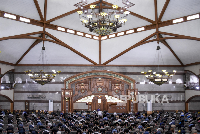 Naskah Khutbah Jumat: Moderasi dalam Islam