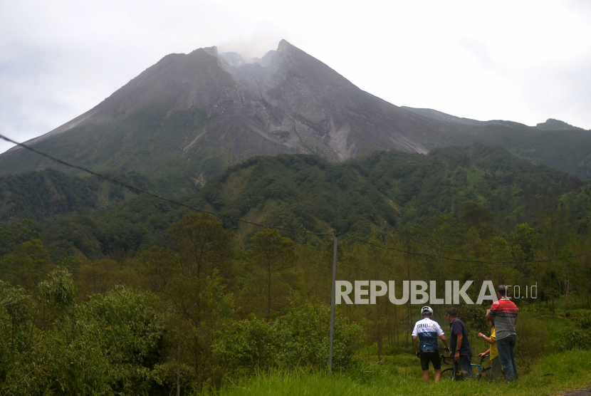 Visual Gunung Merapi terlihat jelas dari Klangon, Sleman, Yogyakarta, Kamis (27/10/2022).