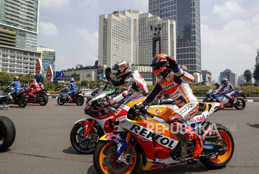  Pembalap MotoGP Tim Repsol Honda Marc Marquez dari Spanyol (CR) dan Pembalap MotoGP tim LCR Honda Idemitsu Takaaki Nakagami dari Jepang (CL) berkendara bersama dengan pebalap lainnya saat parade menjelang balapan MotoGP Mandalika di bundaran utama di Jakarta, Rabu (16/3/2022). Indonesia akan menjadi tuan rumah balapan MotoGP di sirkuit Mandalika baru di pulau resor Lombok pada 18-20 Maret.