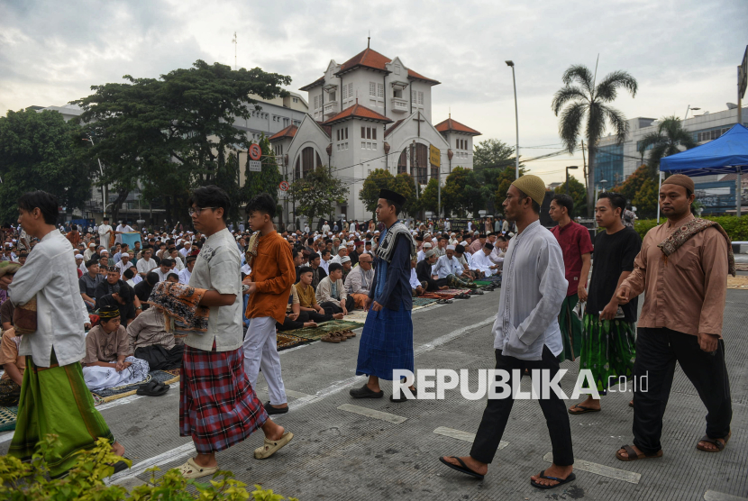 Sejumlah umat Islam bersiap menunaikan Sholat Idulfitri 1447 Hijriah di kawasan Jatinegara, Jakarta, Sabtu (21/3/2026). Sholat Idulfitri 1 Syawal 1447 H tersebut dilaksanakan sesuai dengan ketetapan pemerintah pada Sabtu, 21 Maret 2026. Warga Muslim setempat melaksanakan salat di jalanan samping Gereja Koinonia yang didirikan pada 1889 dan menjadi simbol toleransi yang ikonik.