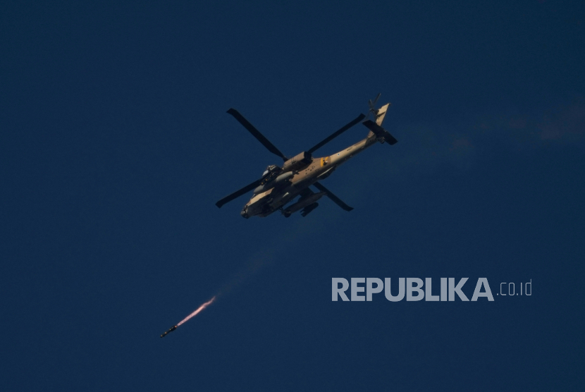 Helikopter Apache Israel menembakkan rudal ke arah Jalur Gaza, terlihat dari Israel selatan, Senin, 25 Desember 2023. Tentara sedang memerangi militan Palestina di Gaza.