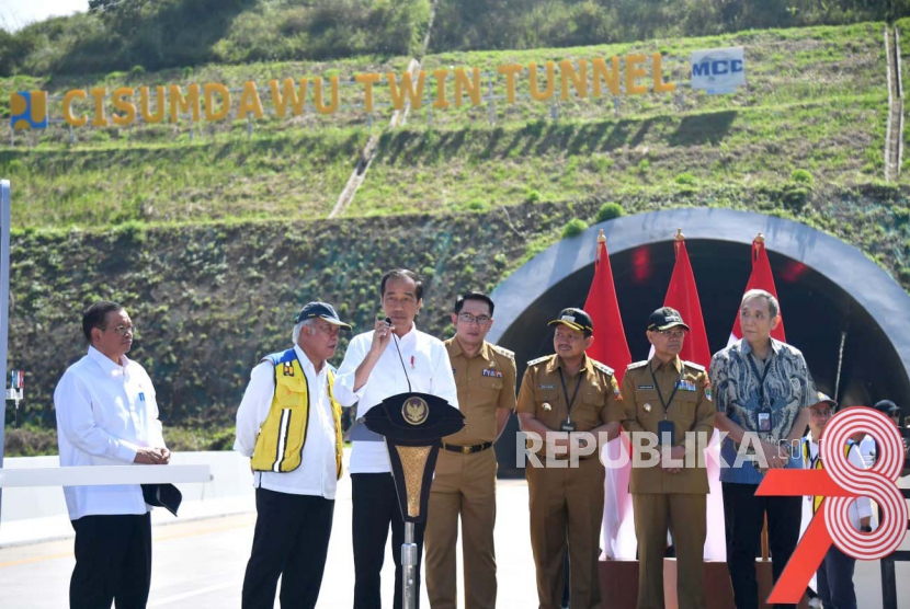 Presiden Jokowi saat meresmikan Jalan Tol Cisamdawu di Sumedang, Jawa Barat, Selasa (11/7/2023).