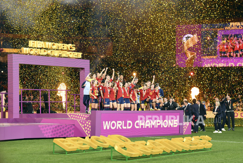 Tim Spanyol melakukan selebrasi saat menjuarai final sepak bola Piala Dunia Wanita melawan Inggris di Stadium Australia di Sydney, Australia, Ahad (20/8/2023).