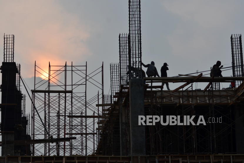 Pekerja menyelesaikan pembangunan gedung perkantoran di Bekasi, Jawa Barat, Selasa (24/8). Kementerian Investasi atau Badan Koordinasi Penanaman Modal (BKPM) mengumumkan, realisasi investasi pada kuartal III 2021 sebesar Rp 216,7 triliun. 