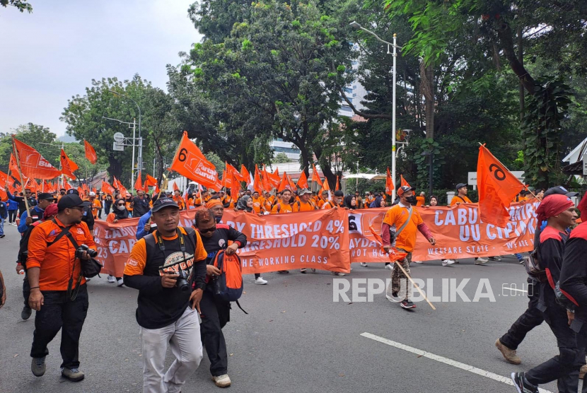 Massa aksi Hari Buruh atau May Day berkumpul di Jalan Medan Merdeka Selatan, Jakarta Pusat, Senin (1/5/2023) pagi.