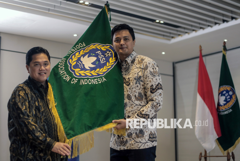 Ketua Umum PSSI Erick Thohir (kiri) memberikan petaka PSSI kepada Ketua Umum Asosiasi Sepak Bola Pantai Indonesia(ASPI) Anggara Wicitra Sastroamidjojo.