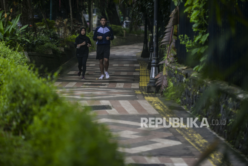 Warga berolahraga di jalur pedestrian di Kota Bogor, Jawa Barat. Dinas PUPR Kota Bogor akan memperbaiki jalur pedestrian di Bogor Utara.
