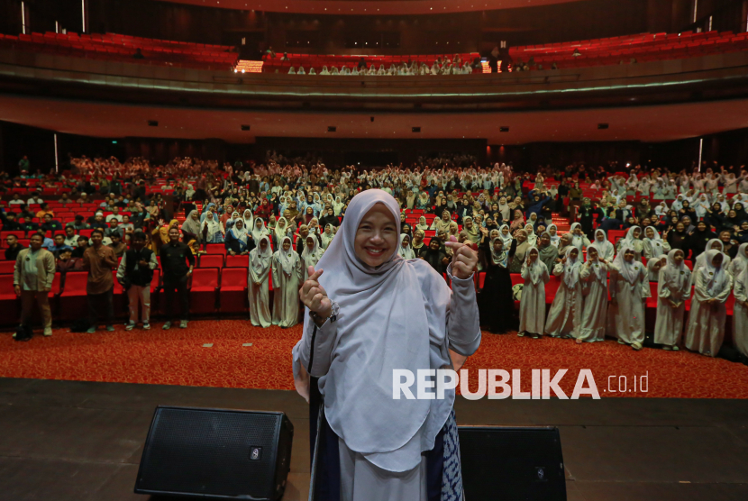 Ustadzah Desi Indrawati berfoto usai memberikan tausiyah saat Tabligh Akbar Republika di ISEF 2025, JIExpo, Kemayoran, Jakarta, Sabtu (11/10/2025).