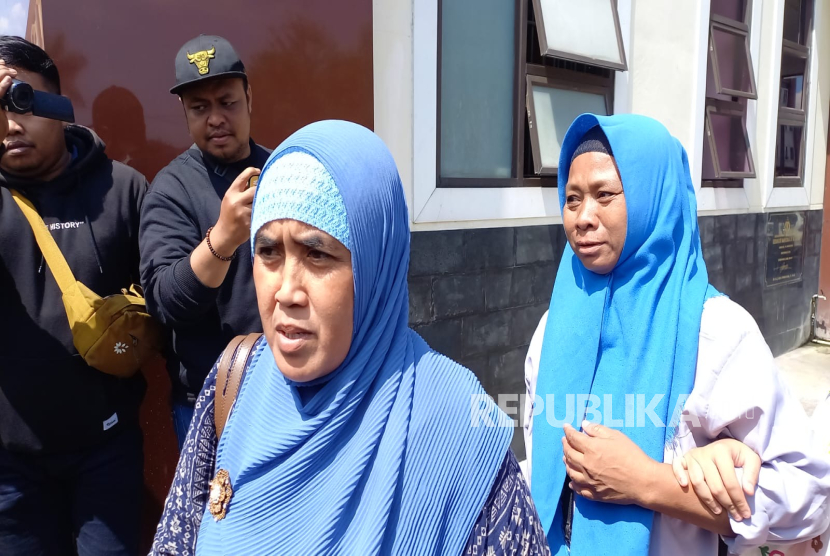 Kartini ibu Pegi Setiawan (belakang) didampingi pengacara mendatangi Polda Jabar untuk menjenguk Pegi Setiawan, Selasa (4/6/2024). 