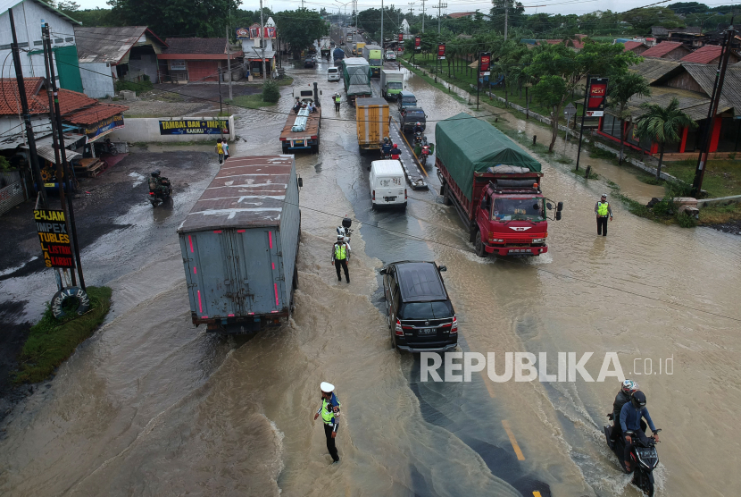Jalur Trans Kalimantan di Kabupaten Banjar, Kalimantan Selatan, terputus akibat sisi jembatan Astambul-Mataraman runtuh tergerus banjir (Foto: ilustrasi banjir)
