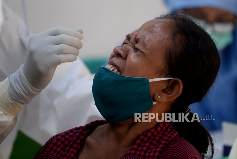 Seorang warga pemudik menjalani pemeriksaan rapid tes antigen di Balai RW 10 Sunter Jaya, Jakarta, (ilustrasi).