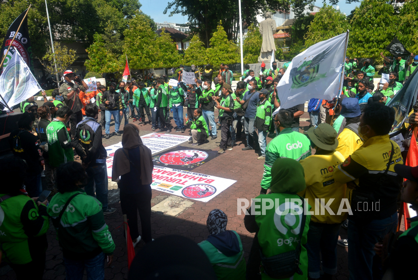 Pengemudi ojek daring menggelar unjuk rasa di halaman DPRD Provinsi Daerah Istimewa Yogyakarta (ilustrasi). 