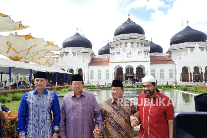 Presiden RI Ke-6 Susilo Bambang Yudhoyono, Menteri Pertahanan Prabowo Subianto, Ketua Umum Partai Demokrat Agus Harimurti Yudhoyono, dan Ketua Partai Aceh Muzakir Manaf saat mengunjungi Masjid Raya Baiturrahman di Kota Banda Aceh, Selasa (26/12/2023). 