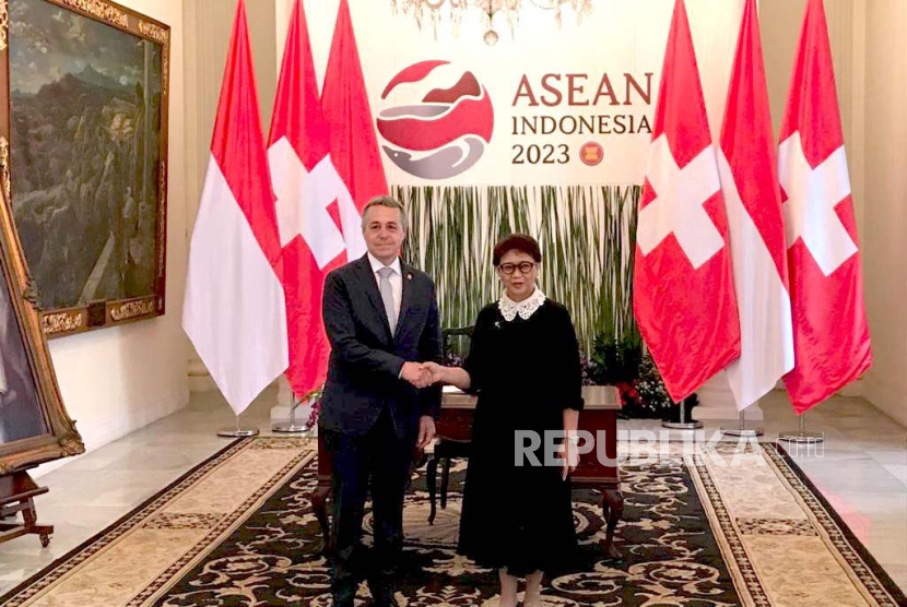 Menteri Luar Negeri (Menlu) RI Retno Marsudi menerima kunjungan Menlu Swiss Ignazio Cassis di Gedung Pancasila Kementerian Luar Negeri, Jakarta, Rabu (2/8/2023). Ini merupakan kunjungan resmi pertama Cassis ke Indonesia. 