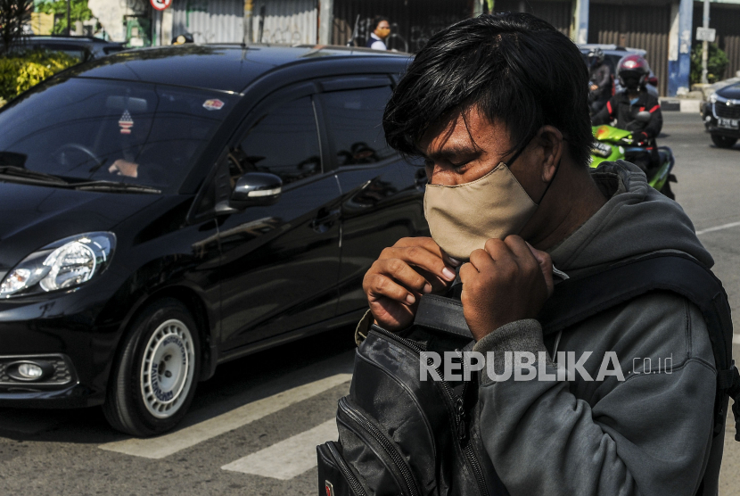 Pengendara memakai masker usai dihimbau oleh petugas saat Sosialisasi Gerakan Bermasker di Jalan Raya Margonda, Depok, Jawa Barat, Senin (20/7). Total kasus positif Covid-19 di Kota Depok 1.278 orang. (ilustrasi)