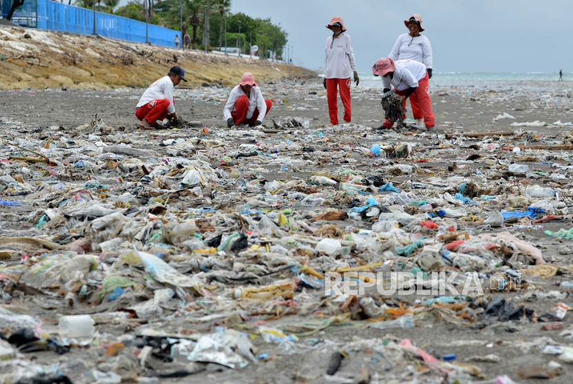 Petugas membersihkan pesisir pantai dari sampah plastik yang berserakan di Pantai Kuta, Badung, Bali. Pemerintah Indonesia mencegah lebih dari 200 ribu ton sampah plastik yang berpotensi bocor hingga ke laut selama 2018-2022 dengan cara mengurangi, menggunakan kembali, dan mendaur ulang (3R), sampah plastik.