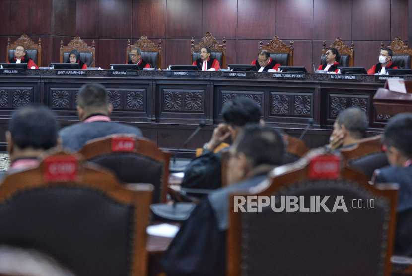 Ketua Majelis Hakim Mahkamah Konstitusi (MK) Suhartoyo (tengah) besama hakim konstitusi lainnya memimpin sidang. Tim pembela Prabowo-Gibran meminta hakim MK menghadirkan Kepala BIN.