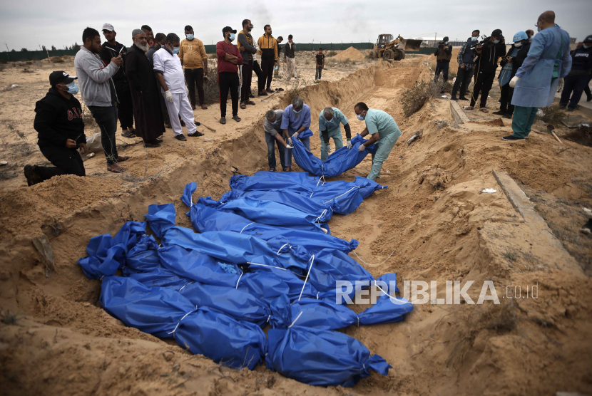 Ada lebih dari seratus jenazah warga Palestina dikubur di Khan Yunis. 