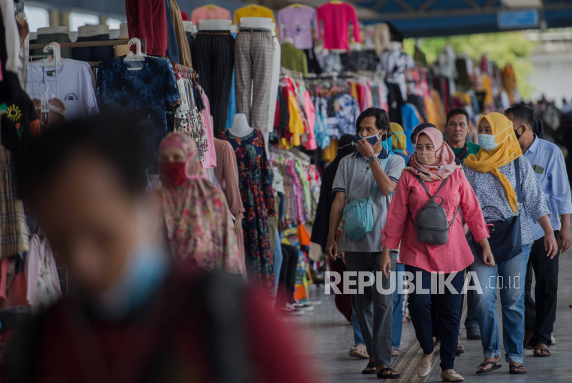 Pengunjung berjalan di area Skybridge Pasar Tanah Abang, Jakarta, Sabtu (26/12). Menurut pedagang setempat, pandemi covid-19 mengakibatkan Pasar Tanah Abang sepi pengunjung di hari libur panjang Natal dan Tahun Baru 2021. Republika/Thoudy Badai