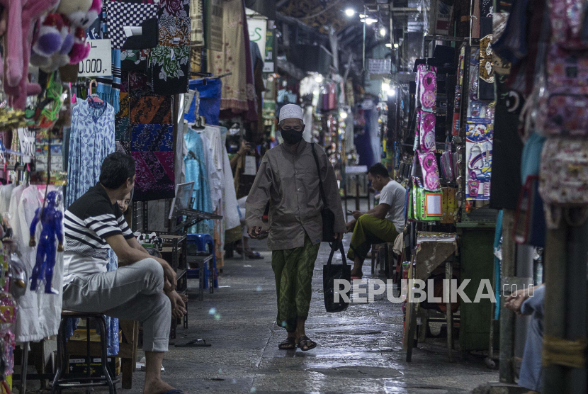 Pengunjung melintas di antara toko-toko di pasar sekitar kawasan wisata reliigi Masjid dan Makam Sunan Ampel, Surabaya, Jawa Timur, Selasa (5/5). Badan Pusat Statistik (BPS) Jawa Timur mengungkapkan, pertumbuhan ekonomi di wilayah setempat pada kuartal I 2020 hanya tumbuh 3,04 persen year on year.