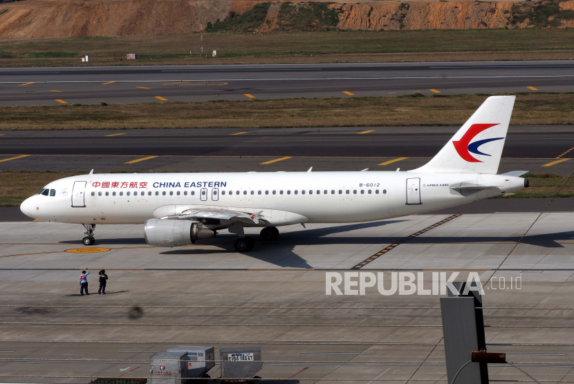 Sebuah Airbus A320 milik China Eastern Airlines meluncur di Bandara Internasional Taoyuan di Kota Taoyuan, Taiwan, 08 Januari 2020 (diterbitkan kembali 21 Maret 2022). Taiwan akan mengakhiri masa karantina wajib Covid-19 bagi kedatangan luar negeri.