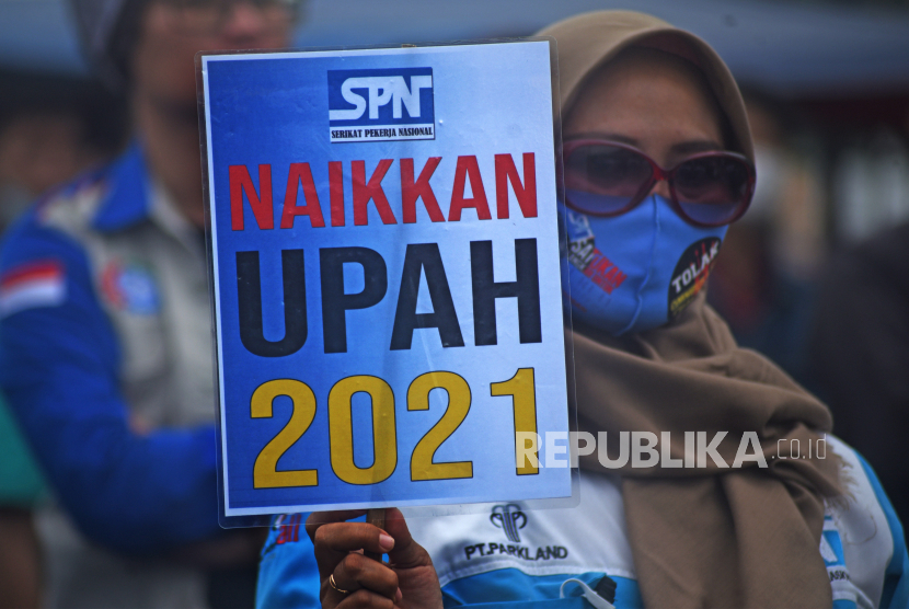 Buruh menuntut kenaikan upah tahun 2021 (ilustrasi). Disnakertran Provinsi Jawa Timur memastikan besaran UMK 2021 di Provinsi Jawa Timur belum ditentukan.