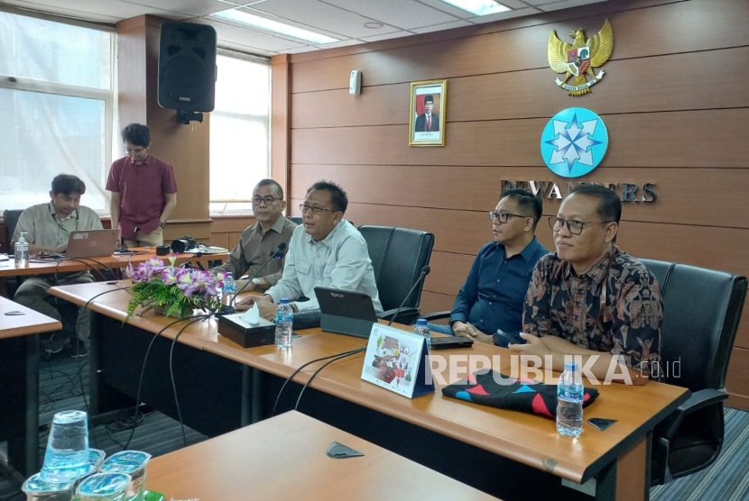 Anggota Dewan Pers Totok Suryanto (kedua dari kiri) membacakan pernyataan sikap terkait rumah wartawan Tribrata TV yang dibakar mengakibatkan korban dan keluarganya meninggal dunia, Selasa (2/7/2024).