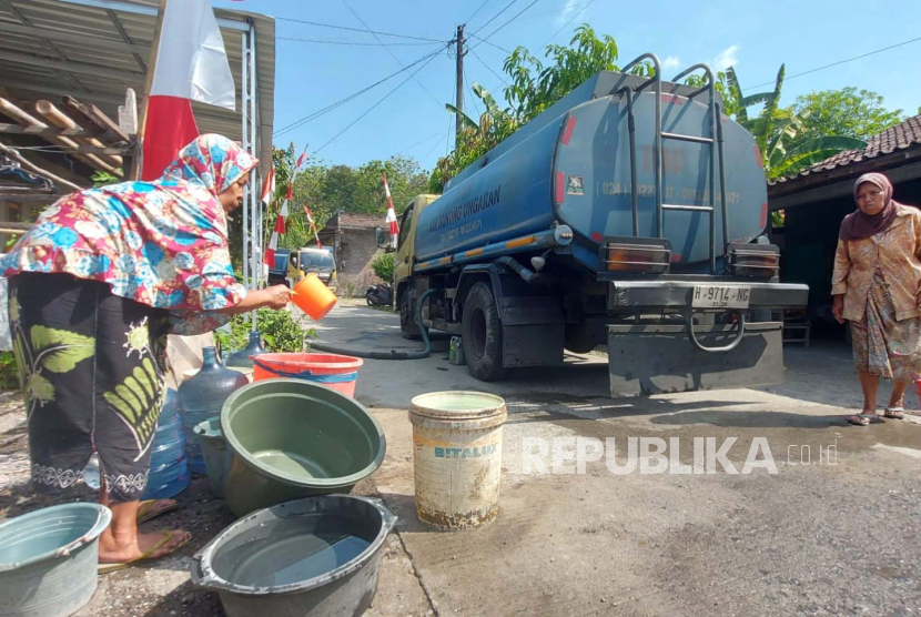 Sejumlah warga RT 03/RW 04 Dusun Kebontaman, Desa kalikayen, Kabupaten Semarang, menyiapkan berbagai wadah untuk menampung bantuan air bersih di lingkungannya, Jumat (11/8). Sejak beberapa bulan terakhir warga dusun ini telah megalami krisis air bersaih akibat dampak musim kemarau kali ini.