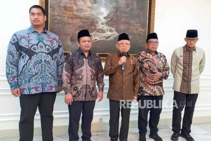 Wakil Presiden KH Maruf Amin dalam keterangan persnya di Istana Wakil Presiden, Jakarta, Senin (20/11/2023). 