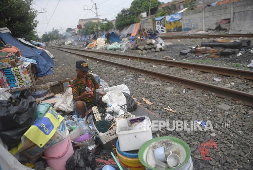 Pemulung memilah barang di samping rel (ilustrasi). Dinas Sosial Kota Tangsel melakukan sejumlah intervensi melalui bantuan sosial untuk meringankan beban kemiskinan warga.