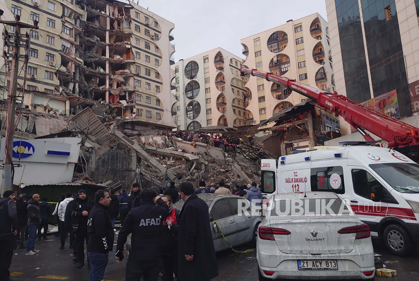 Jumlah korban meninggal dunia gempa Turki sudah tembus lebih dari 500 orang.
