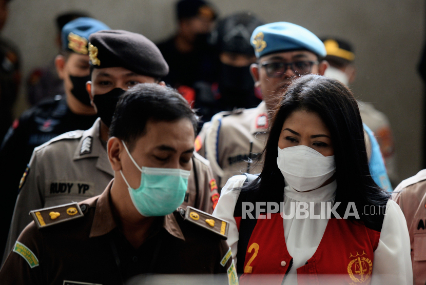 Terdakwa kasus pembunuhan Brigadir Nofriansyah Yoshua Hutabarat, Putri Candrawathi tiba di Pengadilan Negeri Jakarta Selatan, Senin (13/2/2023). 