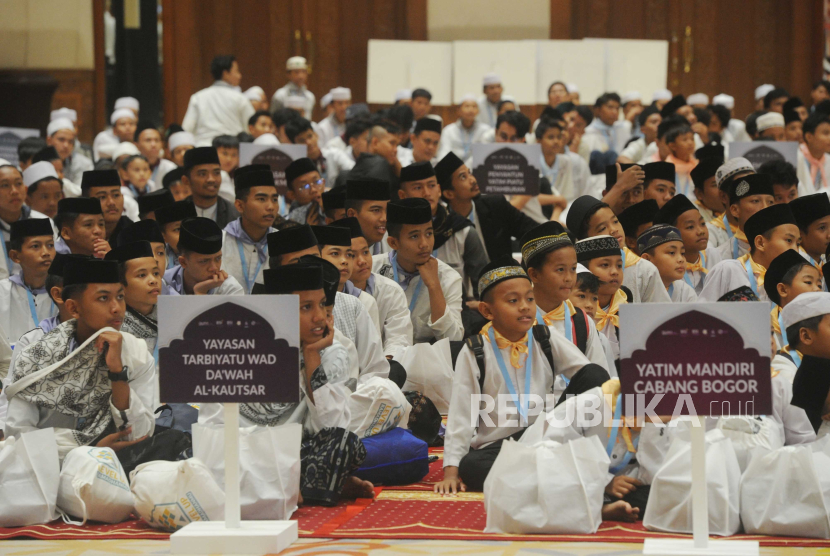 Anak-anak menghadiri Santunan 3.333 Anak Yatim Tahun 2024 yang diselenggarakan oleh PT Bank Syariah Indonesia Tbk (BSI), di Assembly Hall Jakarta Convention Center, Jakarta., Jakarta. Selasa (19/3/2024).