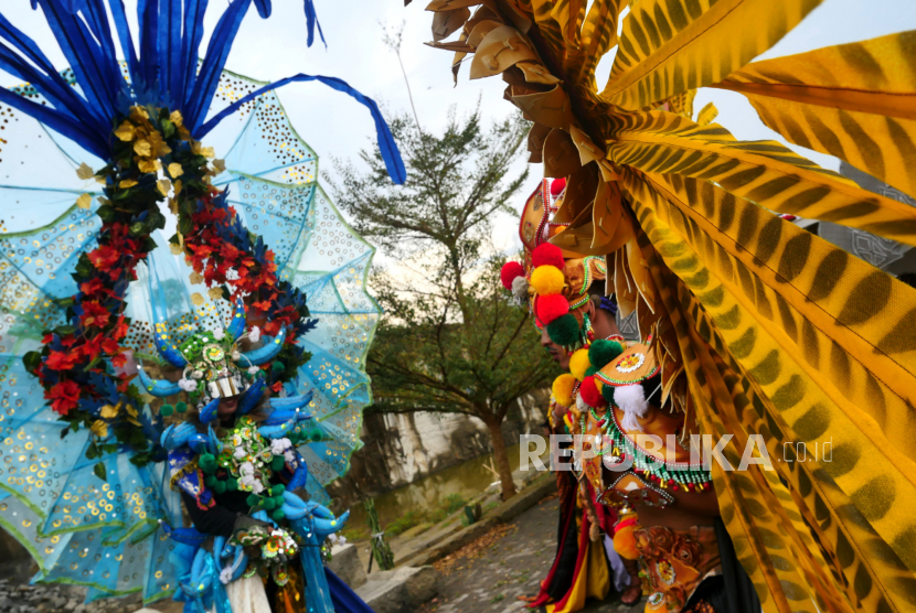 Peserta menggunakan kostum batik bersiap tampil saat Jogja Batik Carnival di Tebing Breksi, Yogyakarta. Acara JBC ini merupakan bagian dari helatan Jogja International Batik Biennale (ilustrasi)