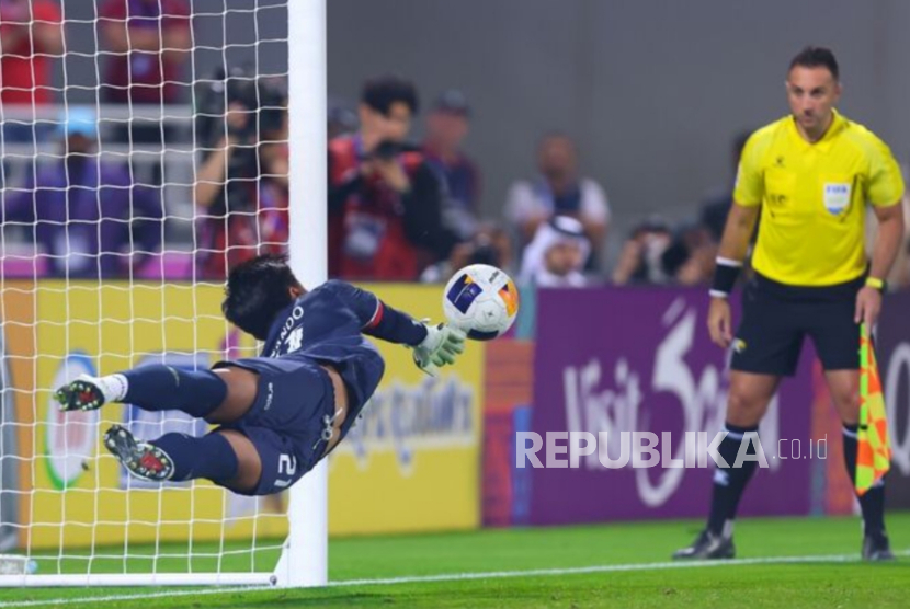 Kiper timnas Indonesia U-23 Ernando Ari menepis tendangan penalti pemain Korea Selatan pada perempat final Piala Asia U-23 2024 di Stadion Abdullah bin Khalifa, Doha, Jumat (26/4/2024) dini hari. 