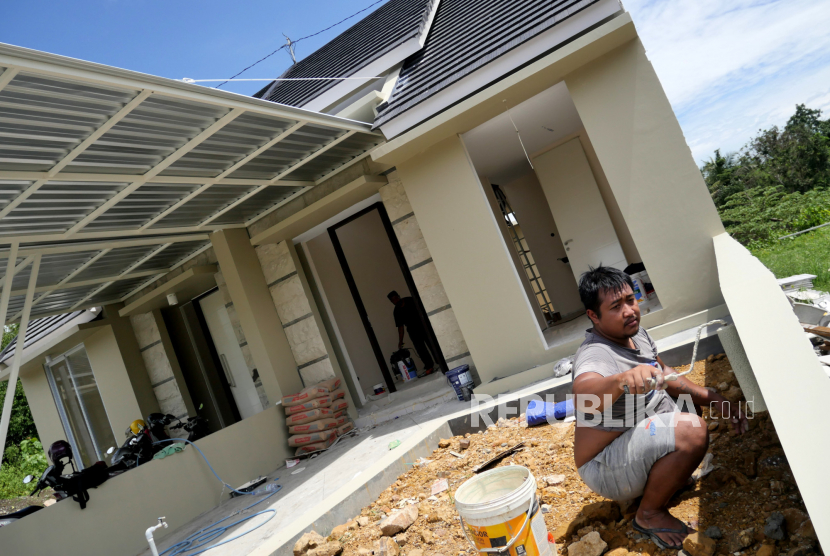 Pekerja menyelesaikan pembangunan rumah di komplek perumahan Ghara Jingga, Balecatur, Sleman, Yogyakarta, Kamis (18/2). Tren pertumbuhan properti diperkirakan akan sedikit terhambat pada kuartal III 2021.