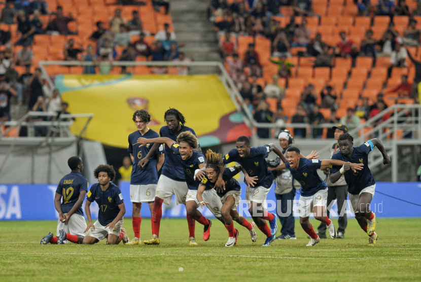Pemain Timnas Prancis melakukan selebrasi usai berhasil menang melawan timnas Senegal pada babak 16 besar Piala Dunia U17 di Stadion Jakarta International Stadium (JIS), Jakarta, Rabu (22/11/2023). Timnas Prancis berhasil lolos ke babak perempat final usai berhasil mengalahkan timnas Senegal lewat adu penalti dengan skor 5-3.