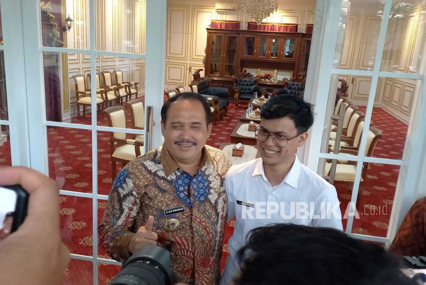 Bupati Jeje Wiradinata berfoto bersama guru muda ASN Pangandaran Husein Ali Rafsanjani. Bupati sebut pengusutan pungli guru muda ASN Pangandaran tidak lmeibatkan inspektorat