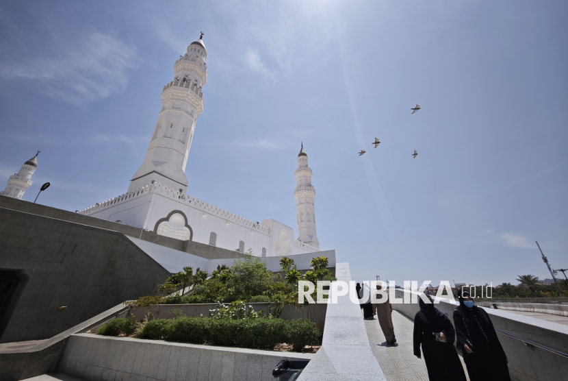 Umat Islam berjalan menuju Masjid Quba di Madinah, Arab Saudi, Rabu (18/6/2025). Masjid Quba yang berada sekitar empat kilometer dari Masjid Nabawi merupakan masjid yang pertama dibangun oleh Rasulullah SAW pada tahun 1 Hijriah atau 622 Masehi. 