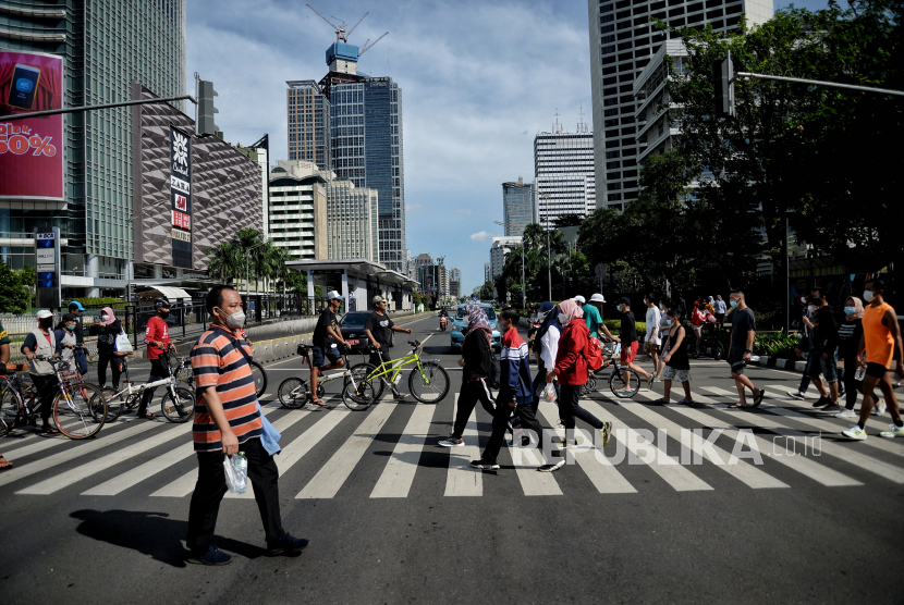 Pakar ingatkan vaksinasi bukan satu-satunya jawaban agar pandemi berakhir (Foto: warga  melintasi pelican crossing di Jalan Jenderal Sudirman)